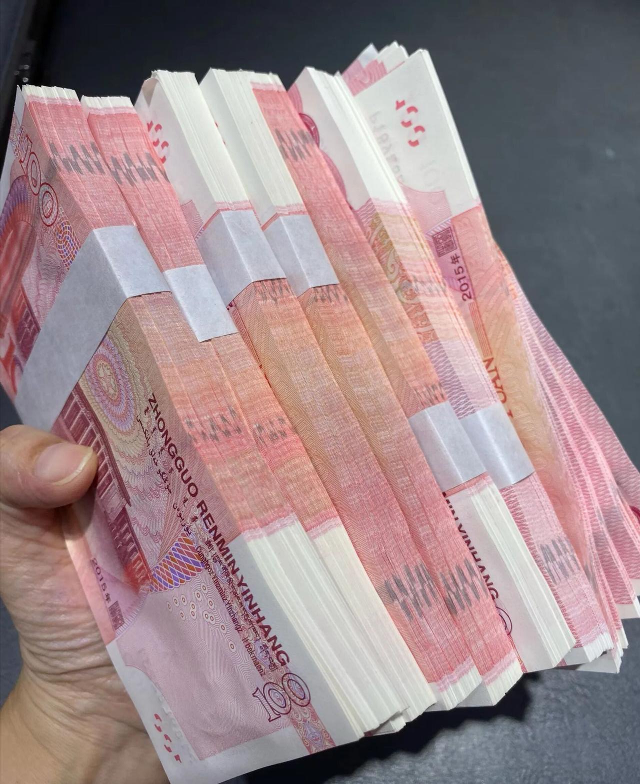 谁能拒绝这一抹治愈的中国红？成年人最大的底气，是手里攥着积蓄。不必大富大贵，兜里