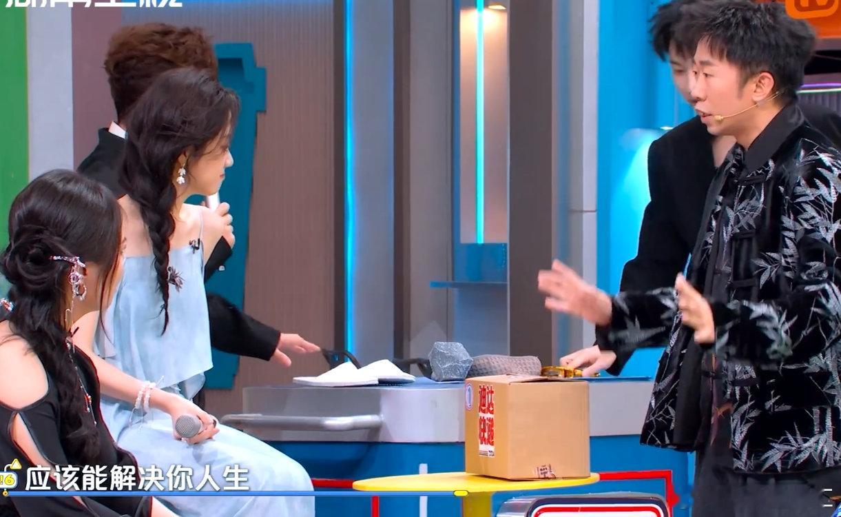 杨迪好突出的一面镜子杨迪：先耍剑暖场，再卖镜子！主打一个全能型选手！你好星期六