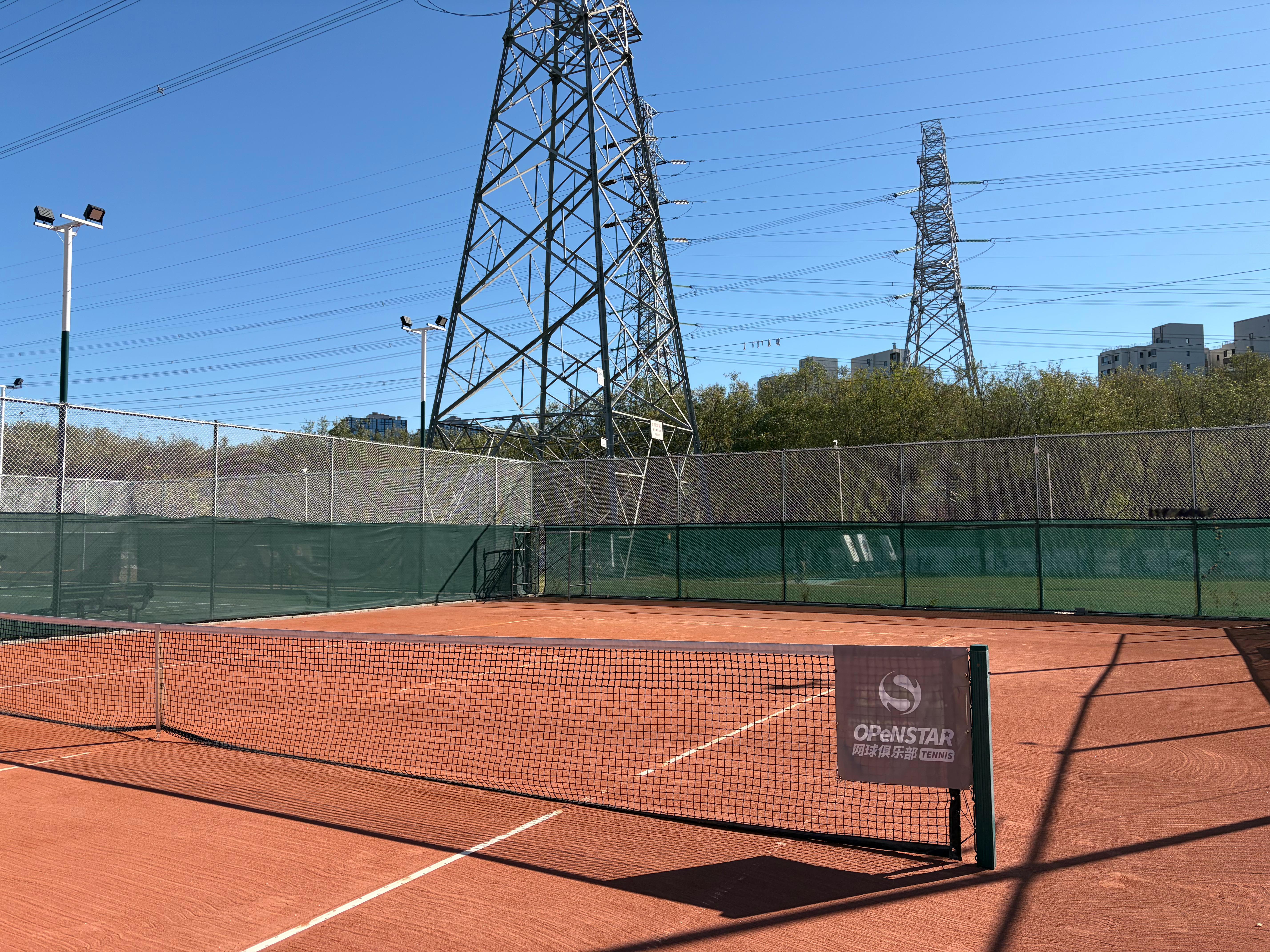 周末运动了吗朋友们？[馋嘴]今天北京的天气也太好了，来户外打网球比赛了嘻嘻[酷]