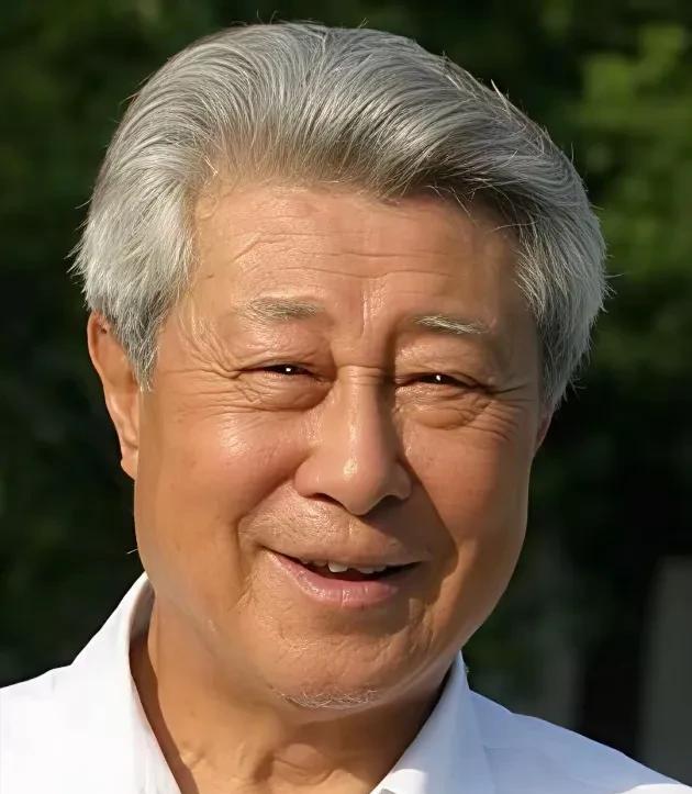 王心刚今年93岁了，从美国返回中国，现居住在国内养老院，选择了和普通老人一样的低