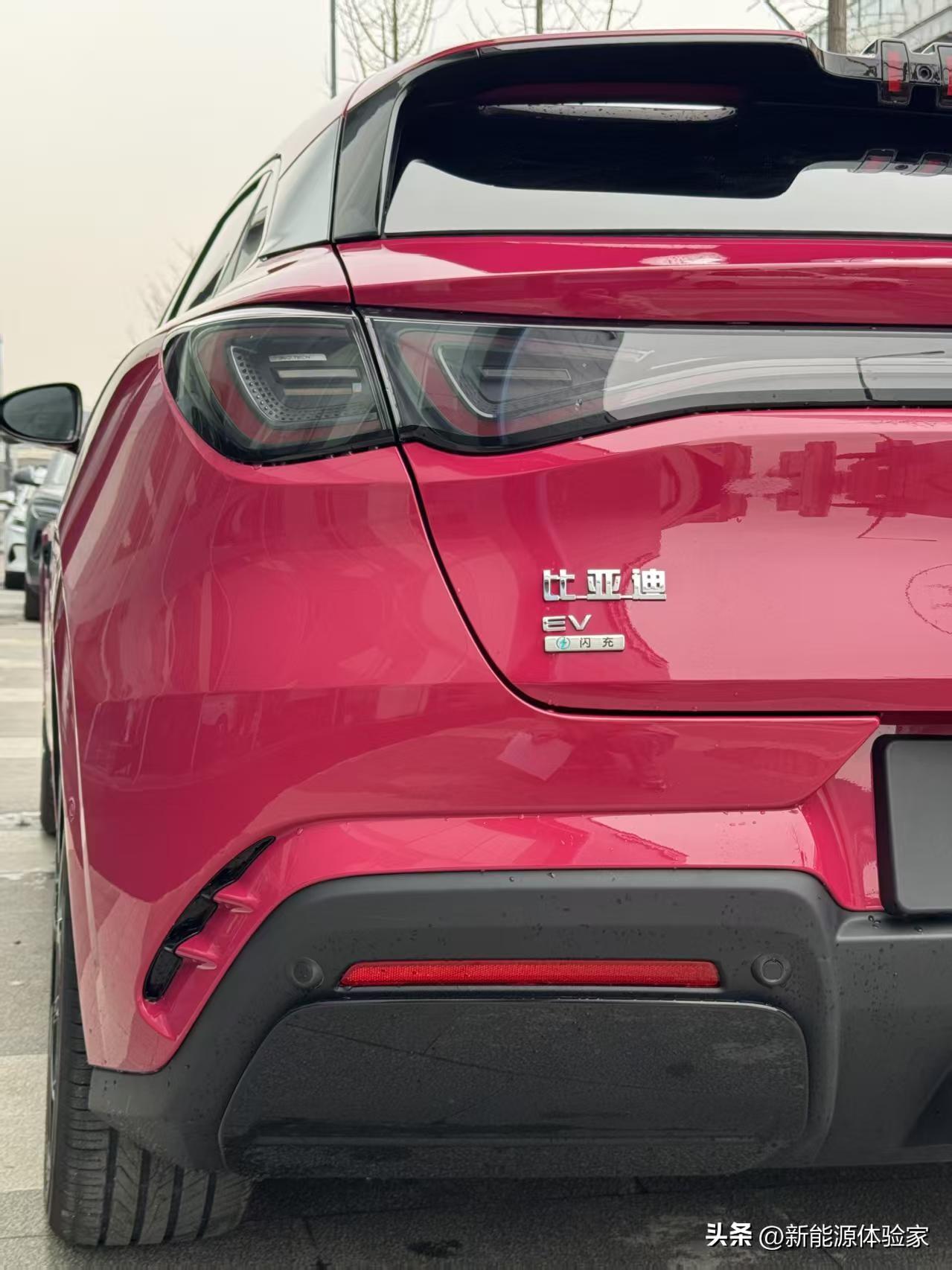 玫红+激光雷达+闪充，海豹06GT上新啦！
实车近距离怼脸拍，玫红车漆在光下自带