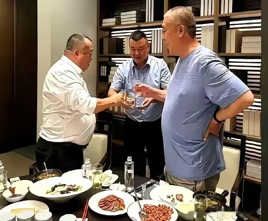 一张流出的饭局照片，掀开了多少老板的体面伪装。河南矿山董事长崔培军，在私宅包间宴