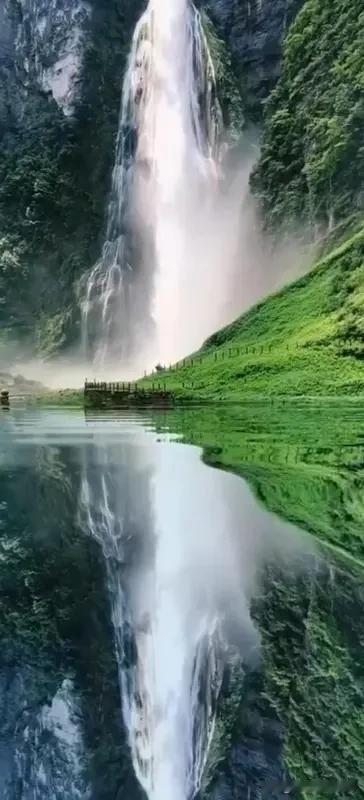 看到“闲览山水清养心”这个上联，我也来了兴致。对联讲究对仗工整、平仄协调，还得意