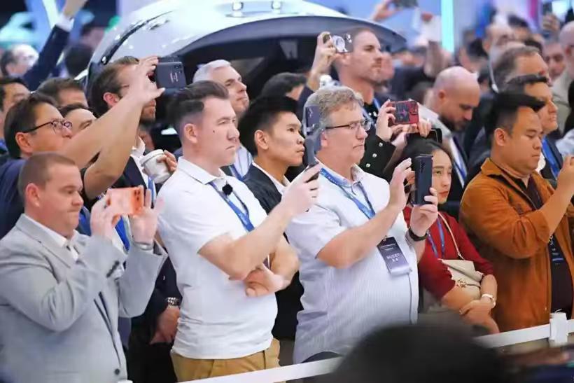 和一位在北京车展现场的老外朋友聊天，他透露了一个消息令人震撼，中国品牌定义汽车的