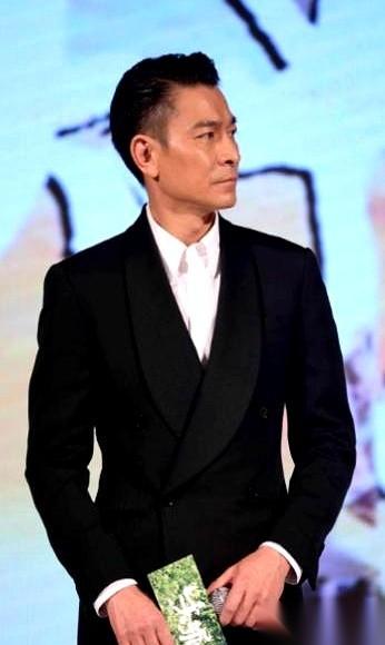 1994年，东京，一场采访。
日本记者把镜头推近，对着李连杰的脸，话里藏着刀：“