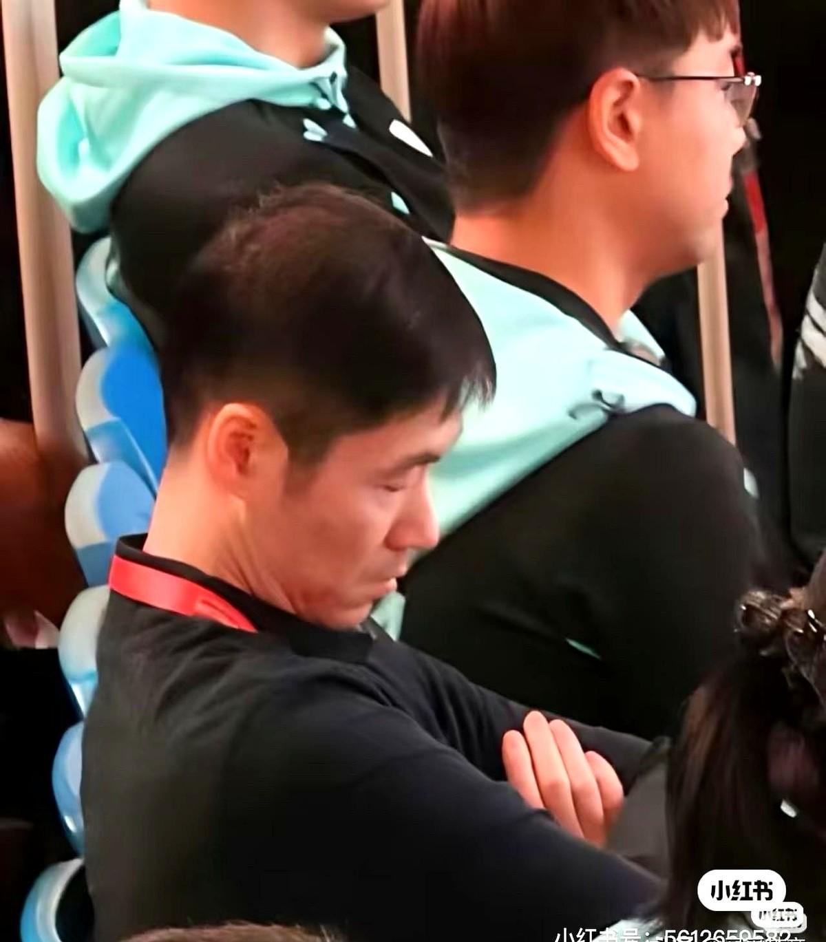 太心疼王楚钦了！

为了国乒连轴转，吵得跟菜市场似的地方都能睡得这么香，这是累到