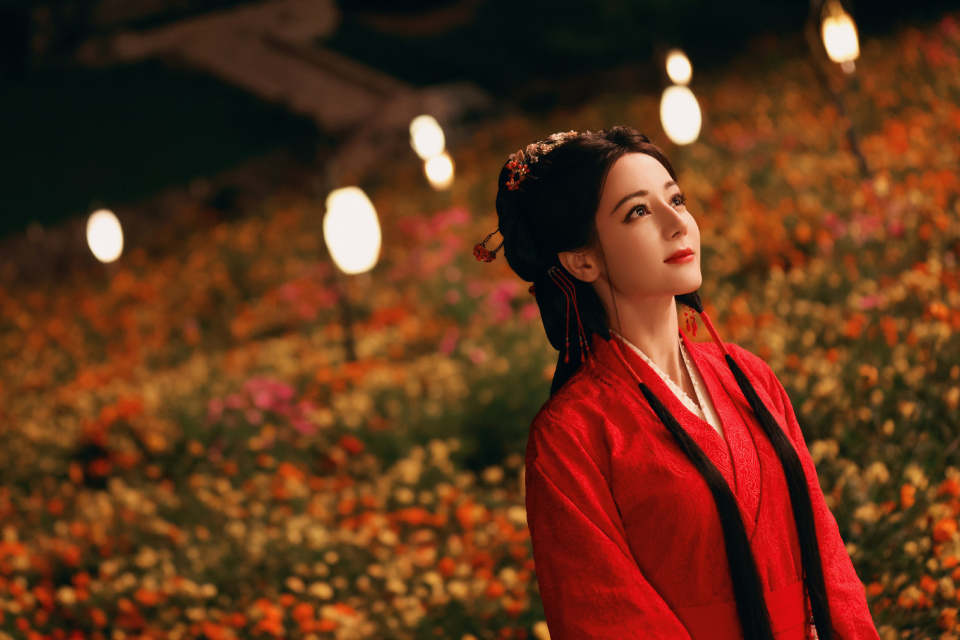 《慕胥辞》由迪丽热巴、陈飞宇等主演，预约人数突破200万，热度高涨。剧情改编自高