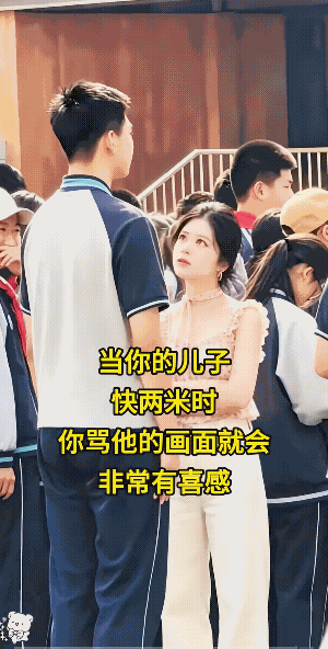 从视频上看，妈妈这小眼神也没啥威慑力啊。
孩子都哭成这样了，妈妈她还不上前给个抱