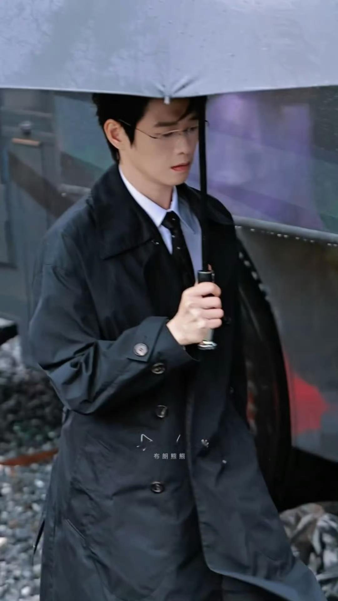 田曦薇 魏大勋《青风吹又生》雨中路透职业装上线，都市剧和风衣就是绝配田曦薇没刘海