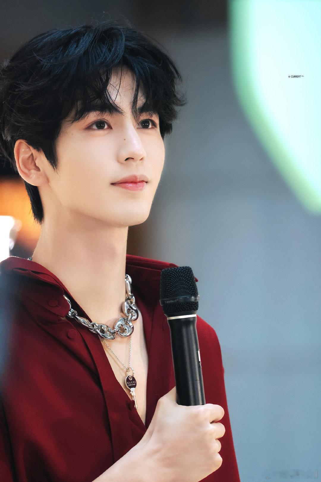 #张凌赫红色V领衬衫#眼下腮红真的好戳我，更别说弟弟还穿着红色V领衬衫，那皮肤显