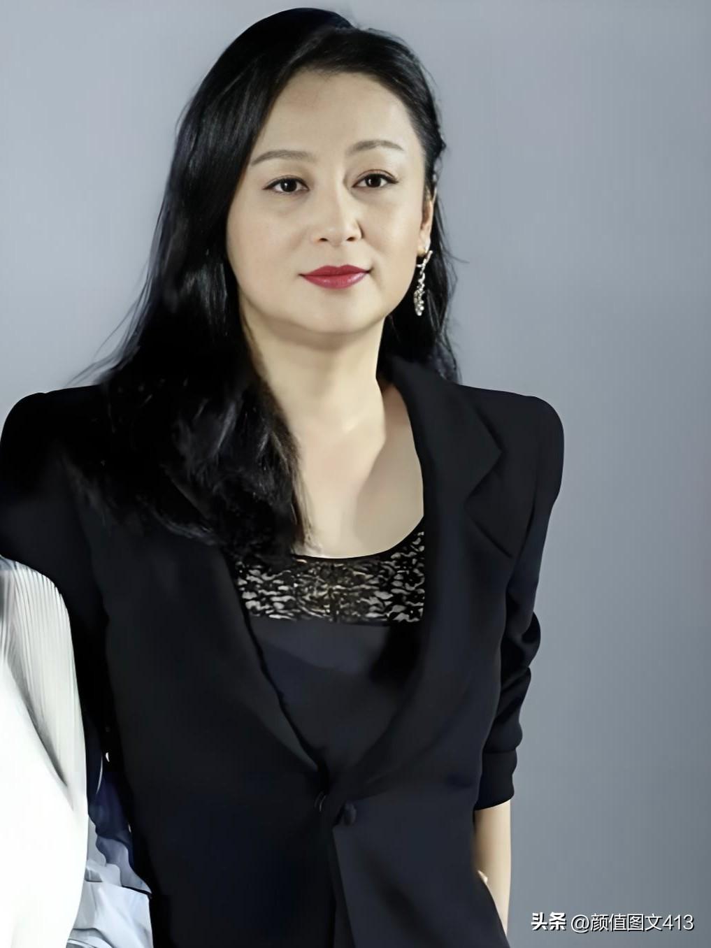 陈红，东方古典美人的巅峰诠释。一颦一笑皆是画，眉眼间流转着千年诗韵，端庄典雅中藏