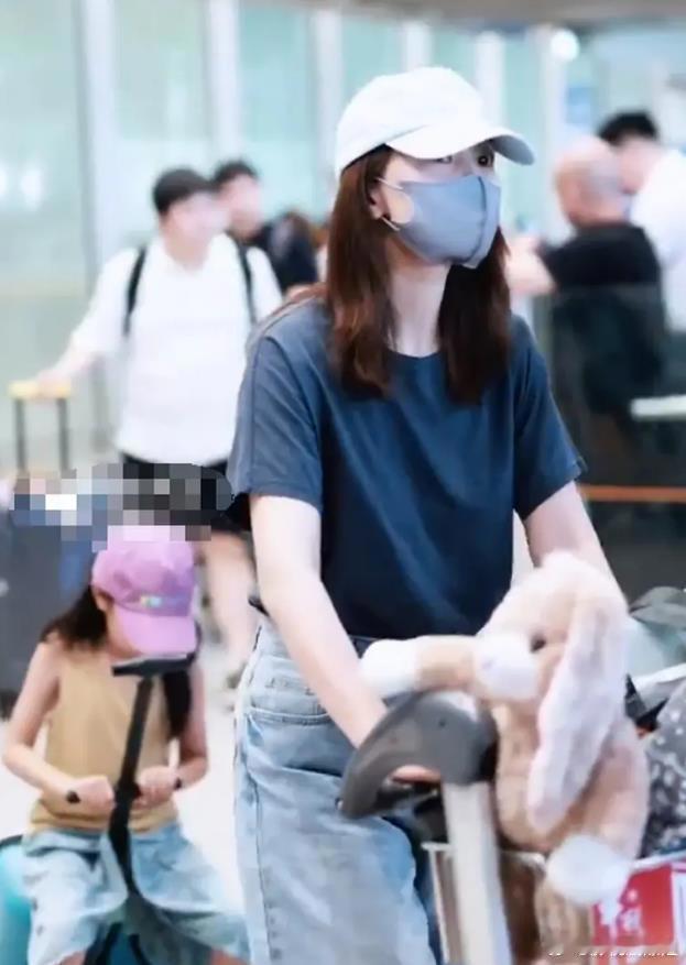高圆圆带女儿现身机场，戴口罩十分低调，女儿坐行李箱上超可爱！ ​​​