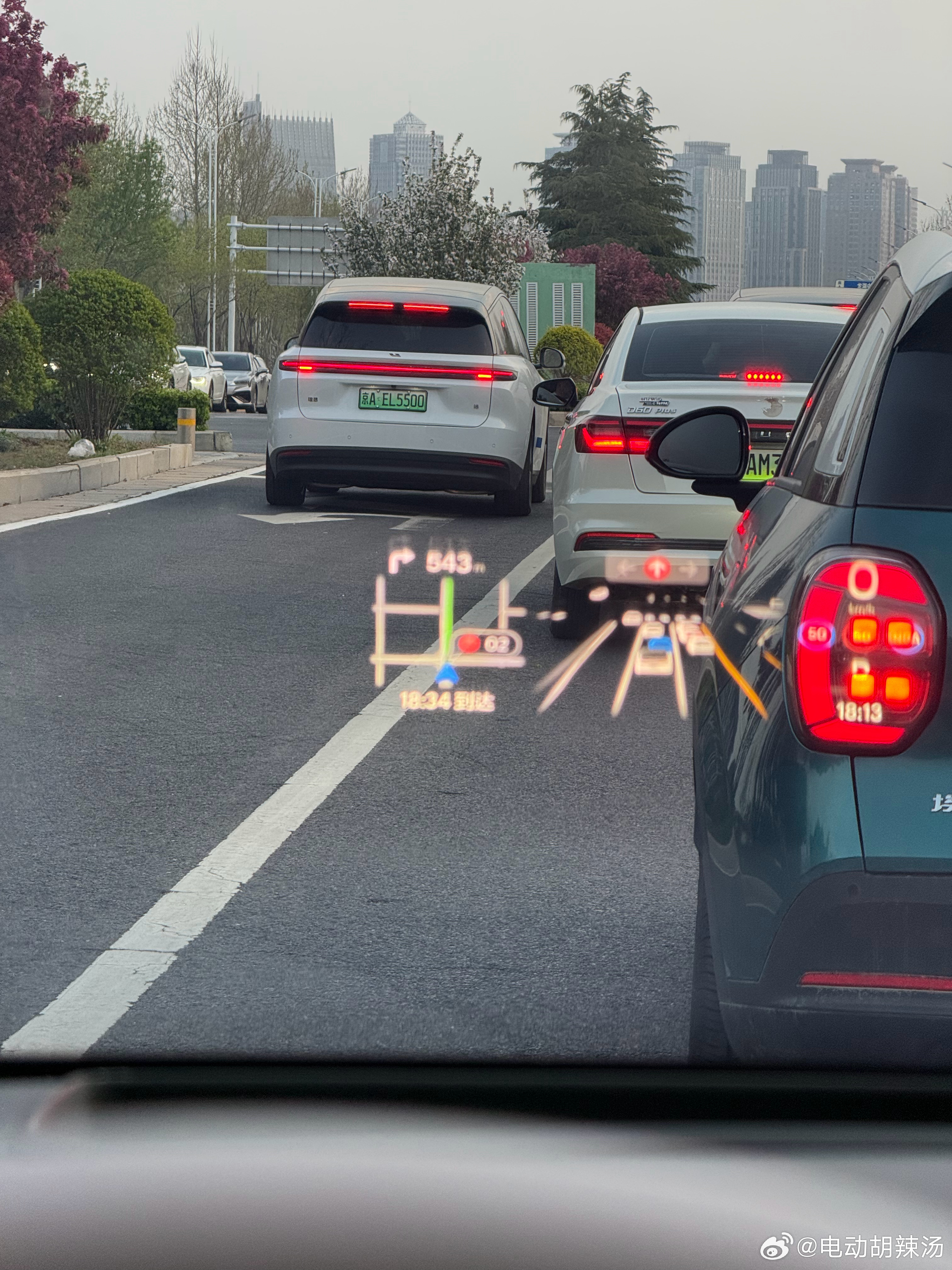 我就挺纳闷，你说理想i8 也不是爆款数据，但是吧，在郑州街头就经常能见…但，这黑