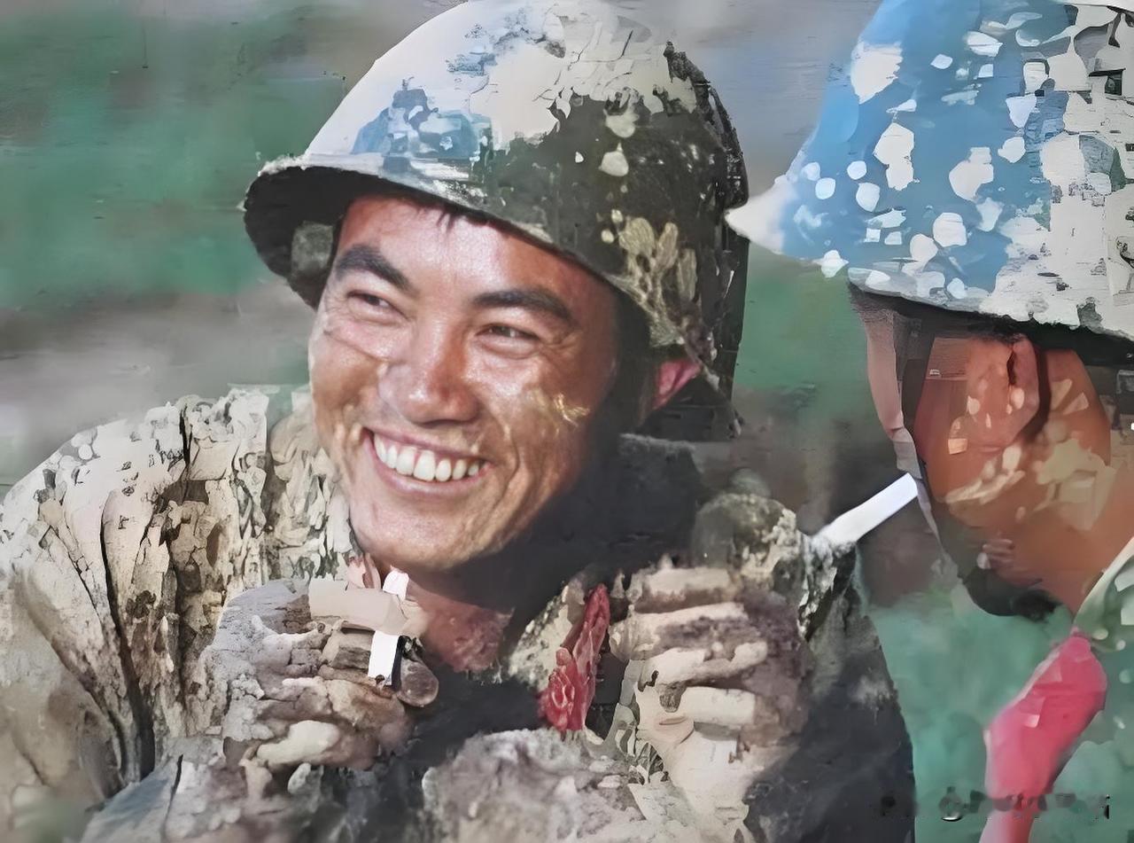 在1979年的对越自卫反击战间隙，两名满身泥泞的战士稍作休憩，他们的脸上洋溢着坚