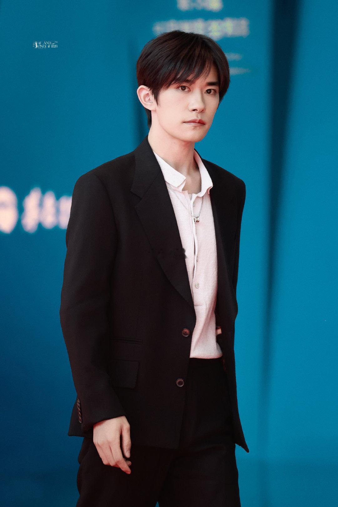 看着他在台上分享拍摄经历，能感受到他对作品的热爱和对团队的信任。被问到未来计划时