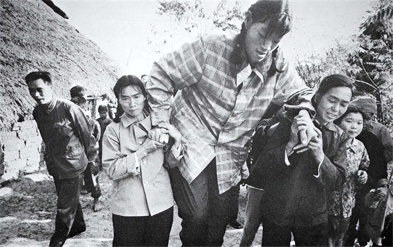 2005年，湖南湘雅医学院收藏了一具特殊的标本，她就是“中国第一女巨人”曾金莲，