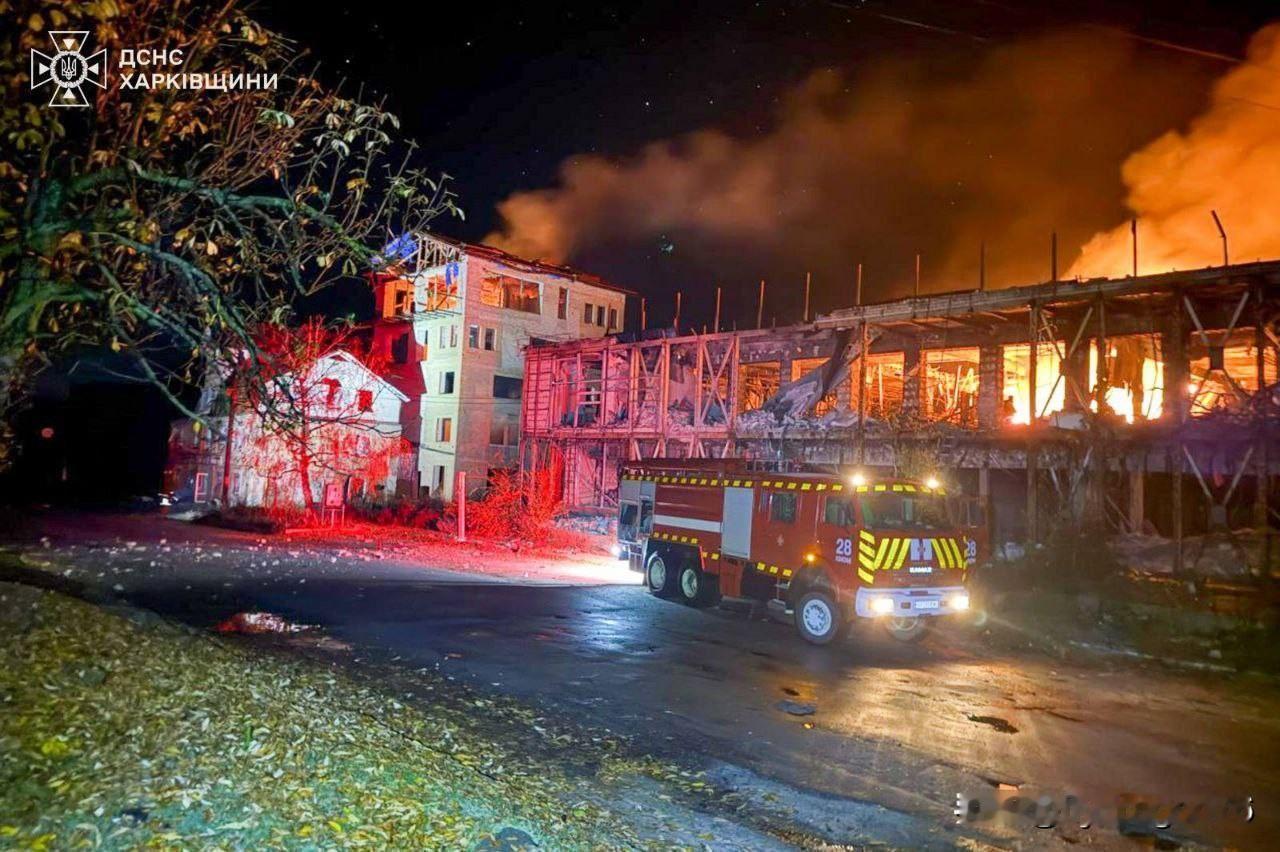 🇺🇦昨晚，哈尔科夫地区不仅丘古耶夫遭到袭击，伊久姆也未能幸免。据乌克兰国家紧
