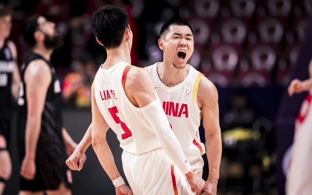 高诗岩 中国贝弗利 从一开始FIBA赛后图片0镜头，到现在，开场热身就成为重点！