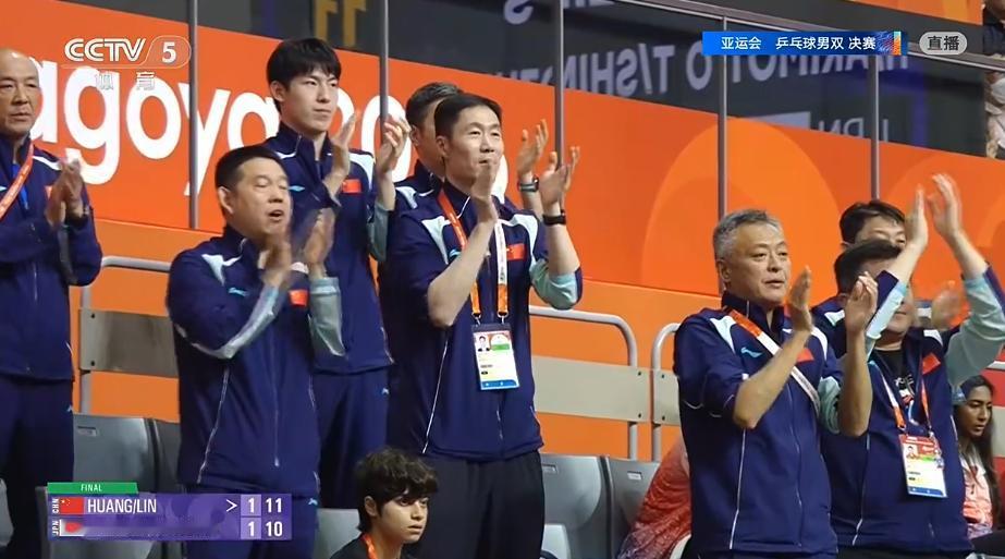 石油组合3-2逆转张本智和/筱塚大登的时候，大家注意到看台上的教练团了吗？

一