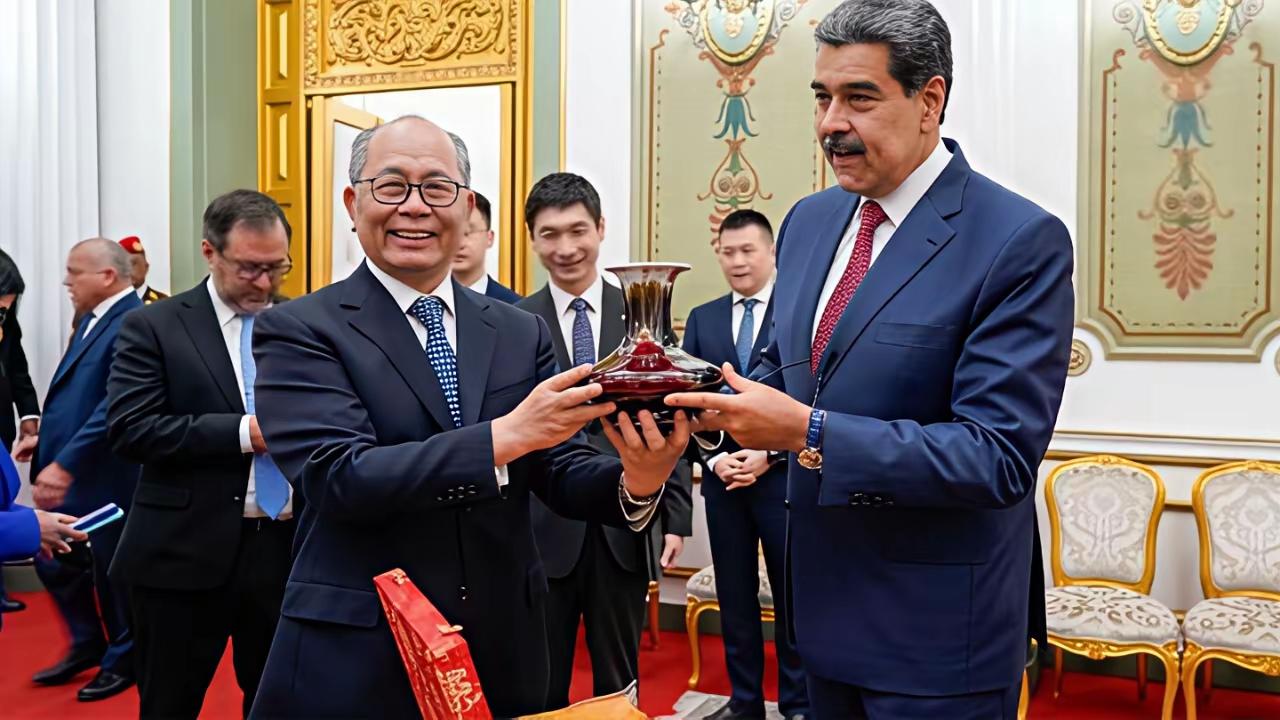 背靠背应该向严重违反国际法的美国下通牒-

立即放人，停止侵略，否则…