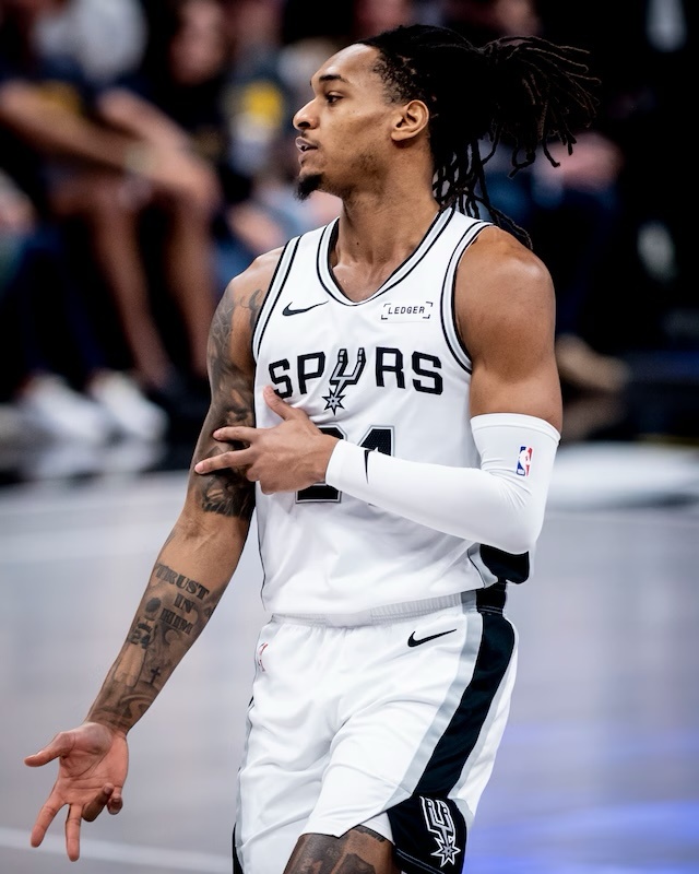 晚安马刺 当你开始认真爱自己，任何人和事都可以是轻描淡写的一页。晚安刺蜜明天见晚