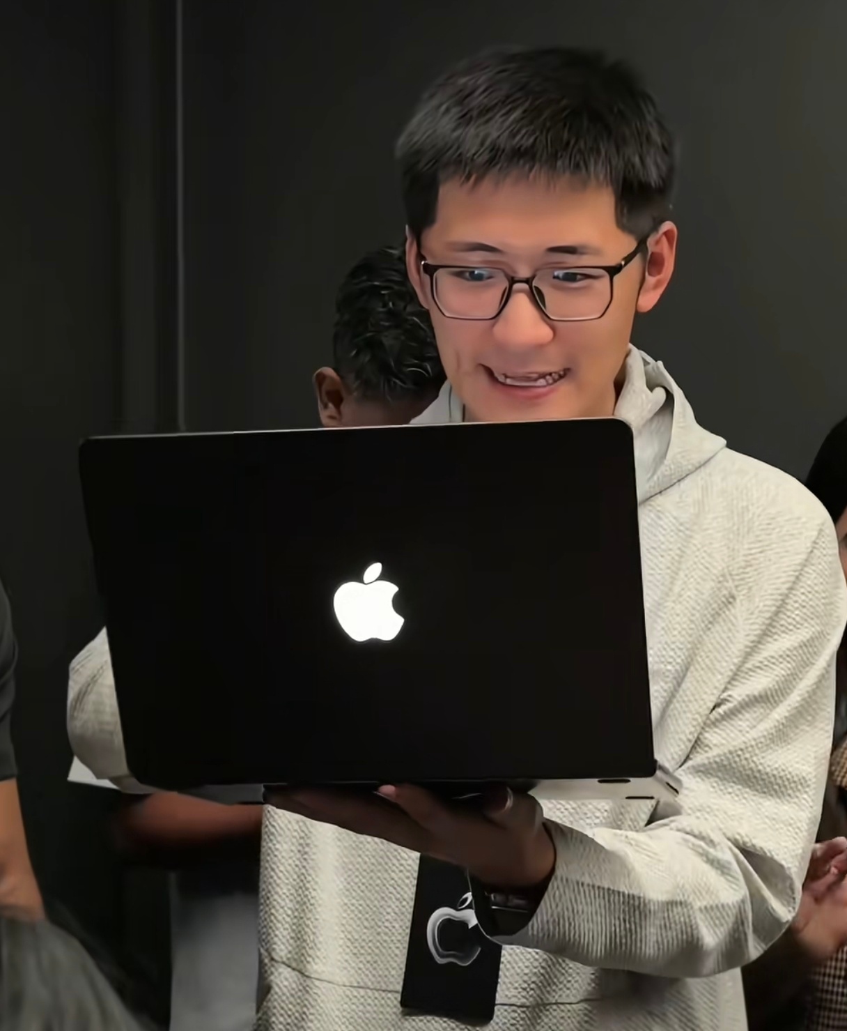 MacBook Pro触控屏唯一用处就是这颗装逼的苹果发光logo他又在10年后