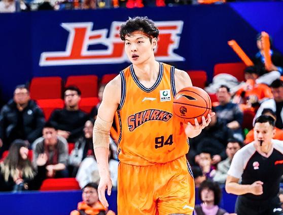 太猛了！上海久事客场挑战广州朗肽海本，前三节战罢，上海以69:71暂时落后2分，