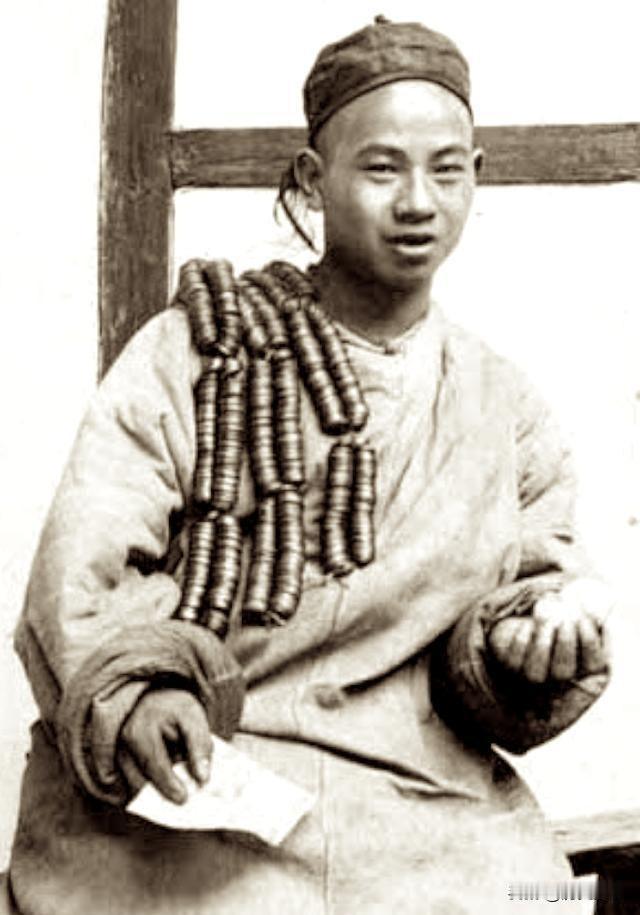 1890年晚清时期的华夏大地，市井风貌质朴原始，真实还原了晚清年间民间最真切自然