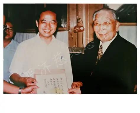 1937年7月，巴黎。一场国际文化合作会议正在召开，台下坐着各国顶尖学者。突然，