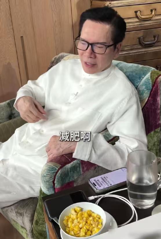 香港顶级富豪集体吃素续命？向华强刘銮雄李嘉诚都改口了
最近香港富豪圈出现一个诡异