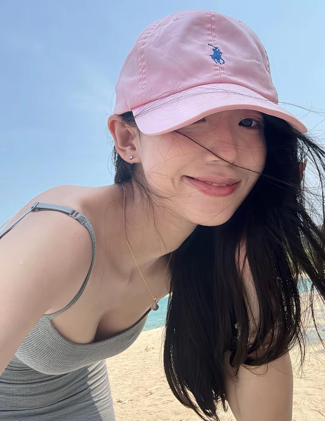 男人这一生，心中永远藏着两个忘不了的人。
​​年少轻狂时，
她陪你对酒当歌，意气