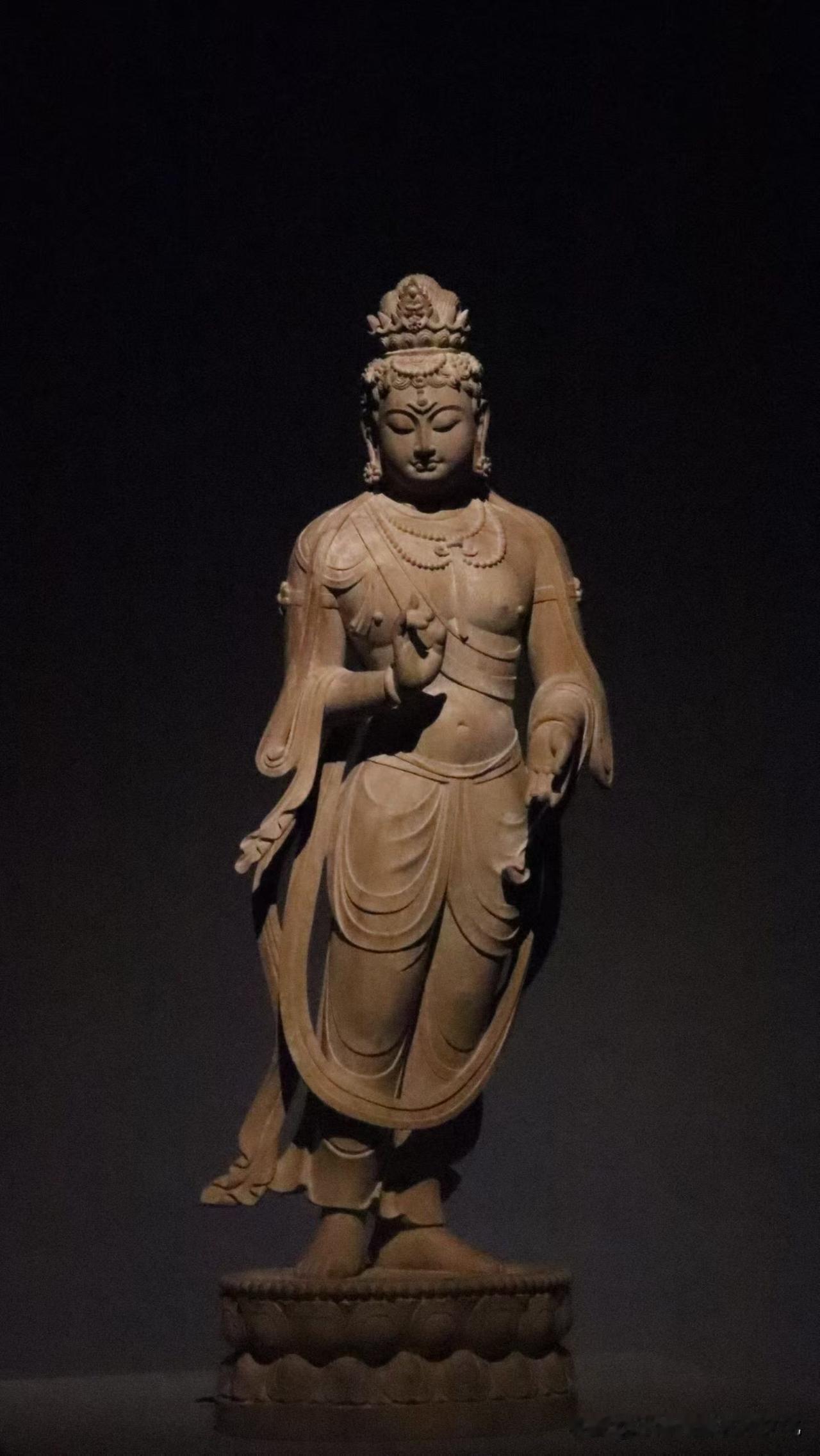 一尊立姿观音，静而有光。

香樟木天然纹理温润细腻，清刀雕琢，法相安然，眉目柔和