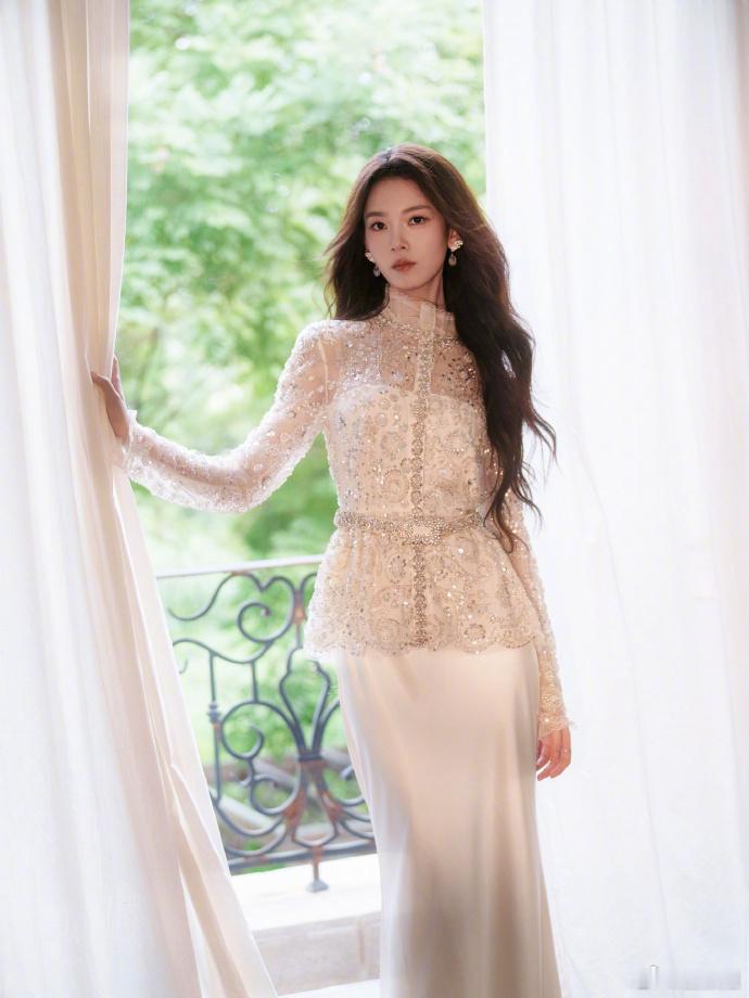 陈瑶高智女发力了  陈瑶真妈妈来了以前总看她演灵动小甜妹，如今一身精致长裙从容大