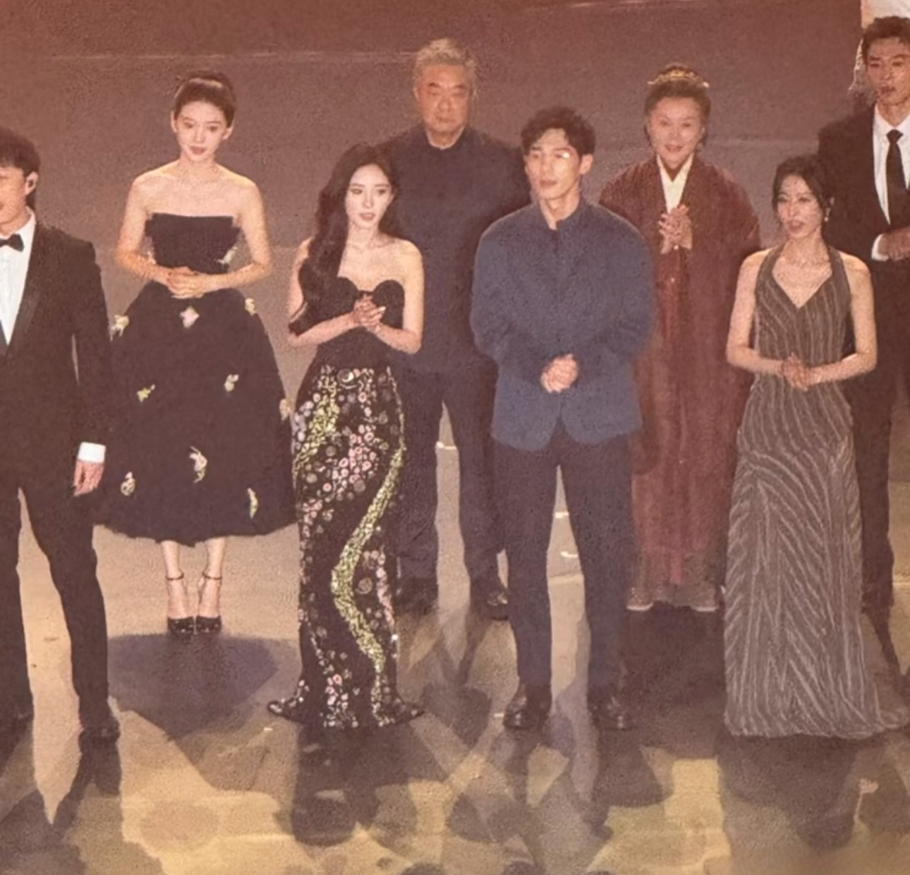 白宇和他的女主们白宇和他的三个女主角这张图上是白宇和他的三个女主角站一起 ​ ​