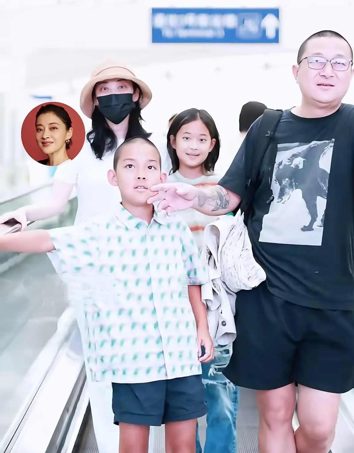 梅婷一家四口看着真幸福啊！女儿是梅婷的复制粘贴版，取名曾慕梅寓意老公曾剑倾慕梅婷
