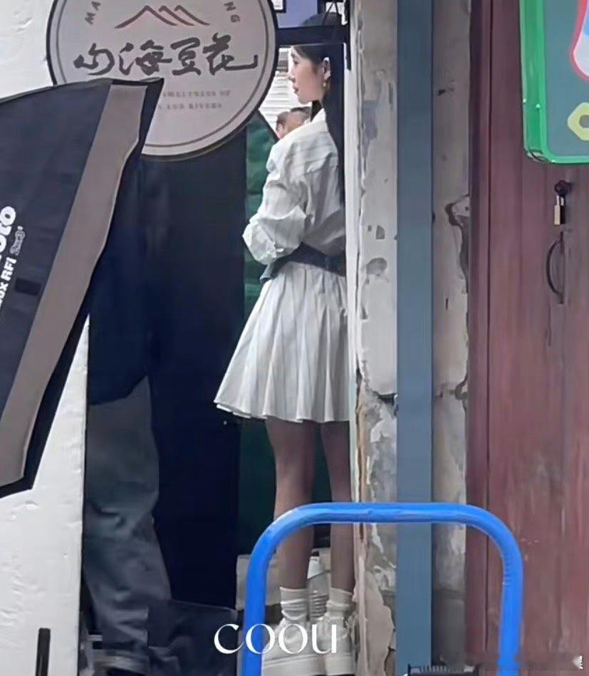 #娱乐[超话]##刘浩存束腰小白裙##刘浩存这身好女大# ​存子穿上清纯女大没跑