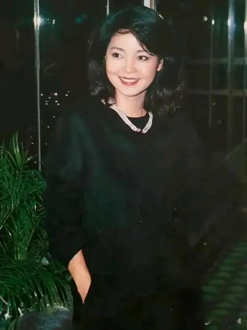 认真对比了一下邓丽君和大s，其实这两人有很多相似之处。
首先她们都是来自台湾的女