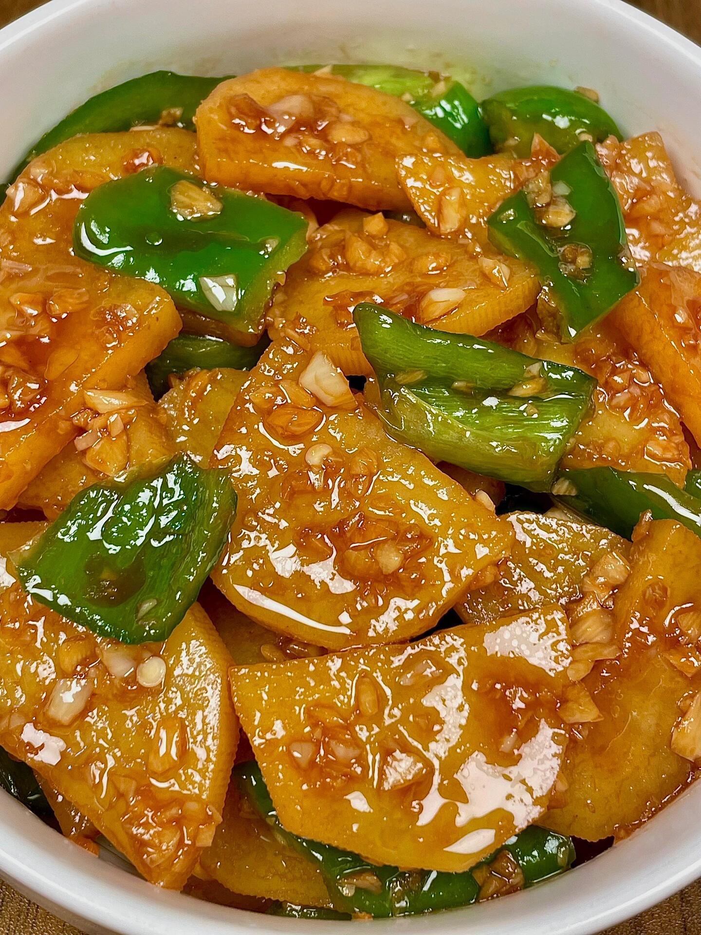 好吃又下饭的青椒土豆片。这样做的青椒士豆片，比肉还好吃，巨下饭！ 土豆...