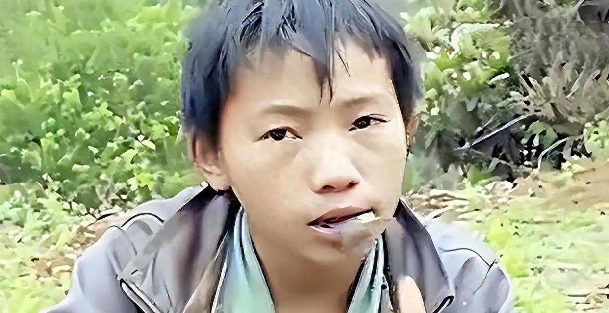 广西大山里的男孩杨六斤，六岁丧父、被母亲狠心抛弃，孤身一人靠野菜野果艰难求生。1