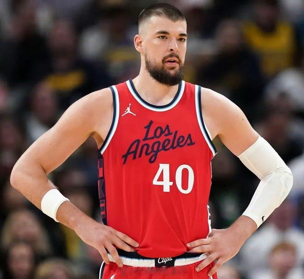 Matt Moore：快船追逐杜兰特的消息似乎已经过时。据消息人士透露，一旦太阳