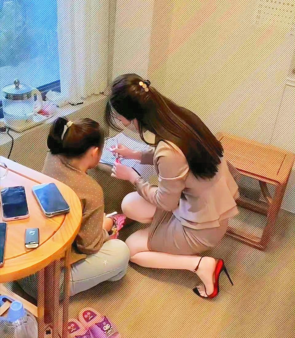 今天是“国际不打小孩日”！希望所有的父母都能忍住，让孩子过一个愉快的节日。
有句