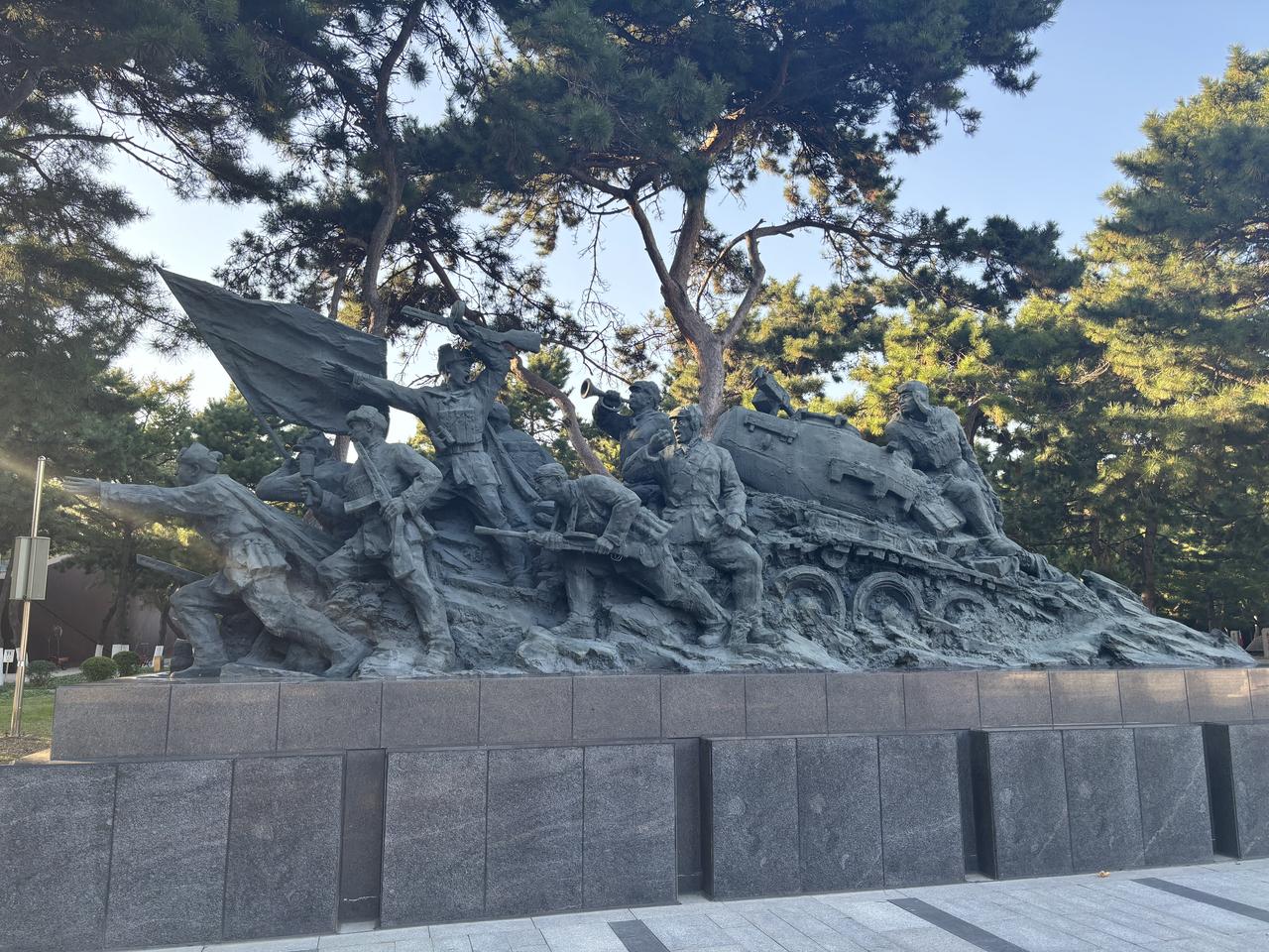 老人坐在轮椅上颤巍巍掀开红布，露出志愿军纪念章、伤残证还有压了几十年的军装照，很
