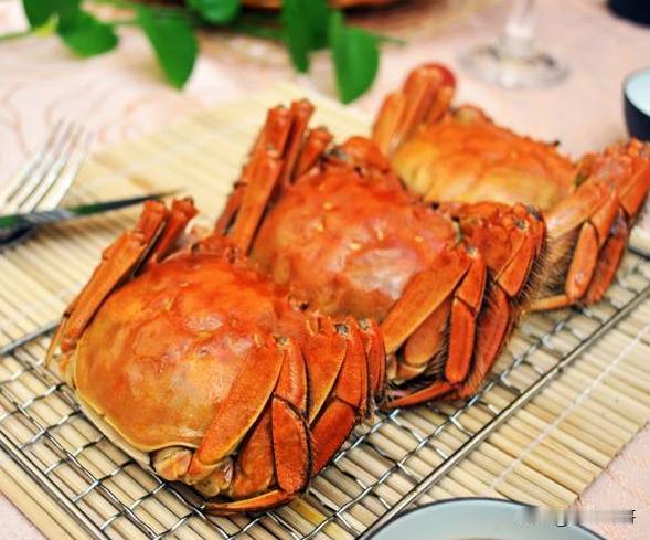 儿媳妇买了8只大闸蟹，准备清蒸吃。家里就是她、老公、儿子、婆婆，四个人正好每人分