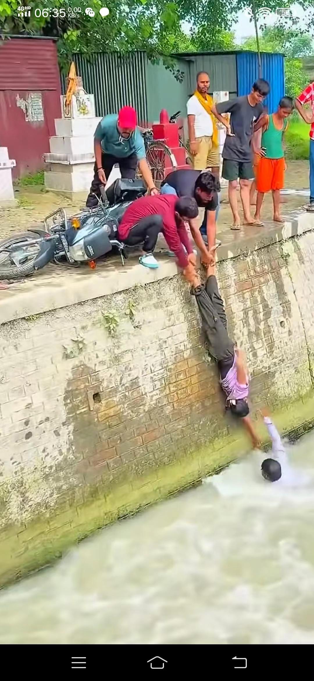 为何不下水救人？
没有救上来，人被冲走了！
那么多人站着看，为什么没有人跳下去救