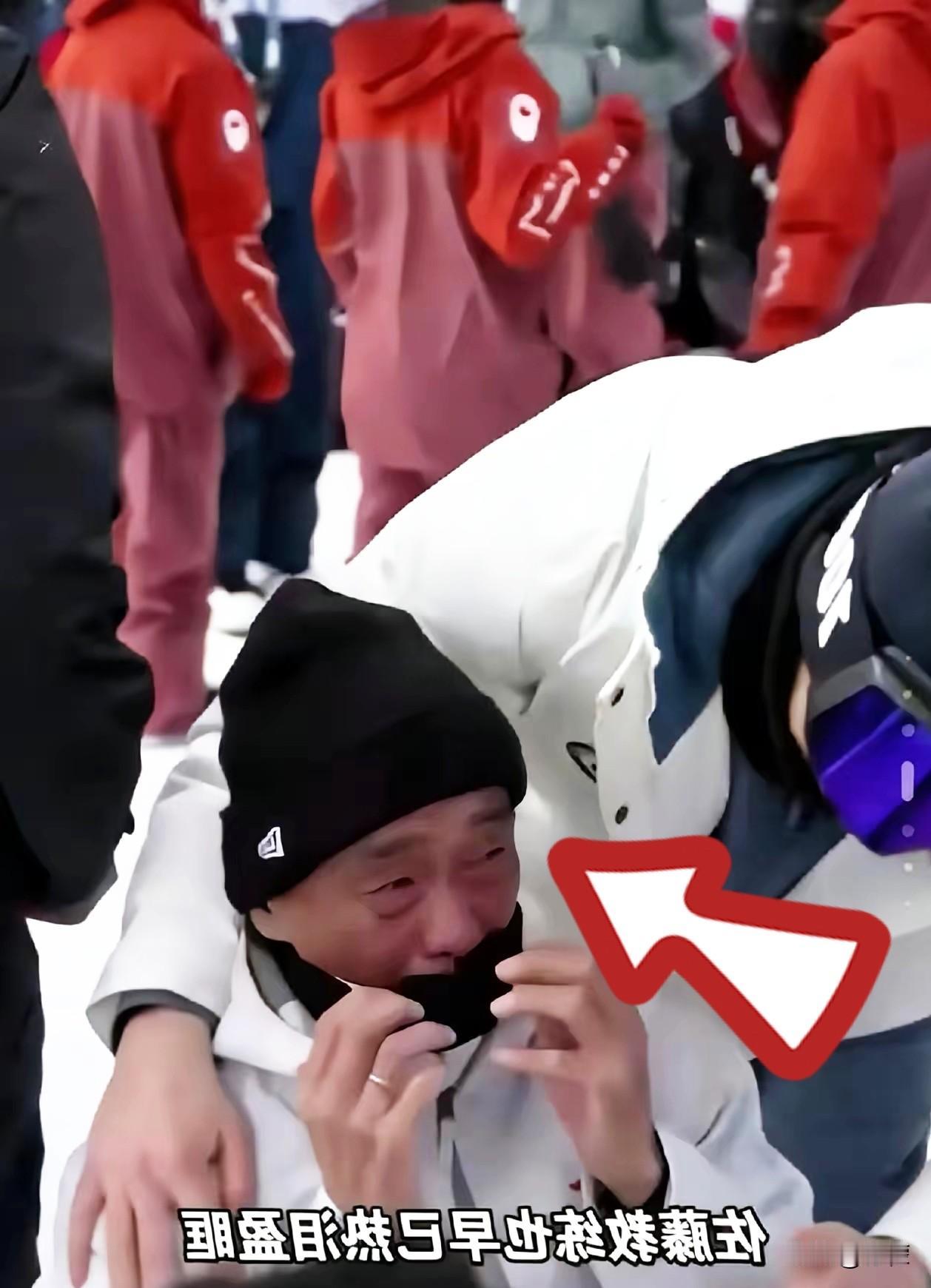 苏翊鸣在米兰夺冠，
这本是天大的喜事。
可他的教练佐藤康弘，却当场跪
地痛哭，眼