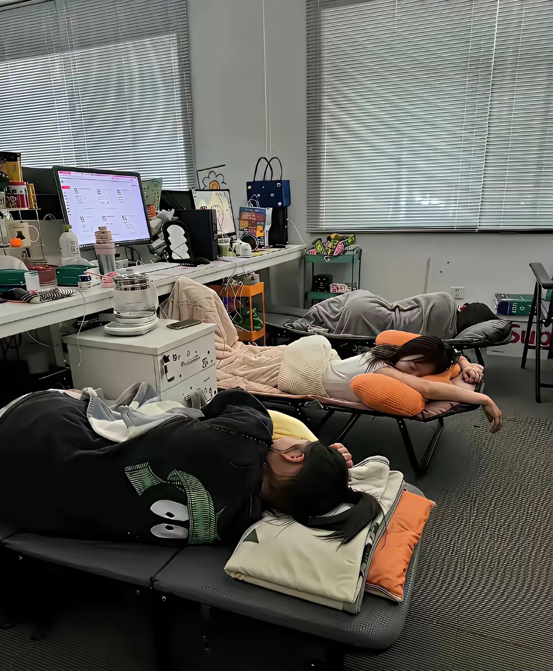 写字楼里白领的午休也这么统一、这么正式啊啊，这公司应该算得上比较优秀的公司了吧？