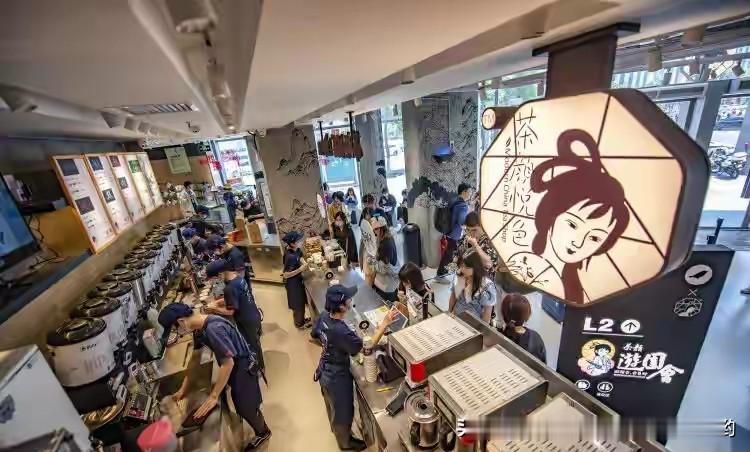 茶颜悦色迅速窜红不是没道理。就拿它深圳开店来说，那场面，凌晨4点就有人排队，上午
