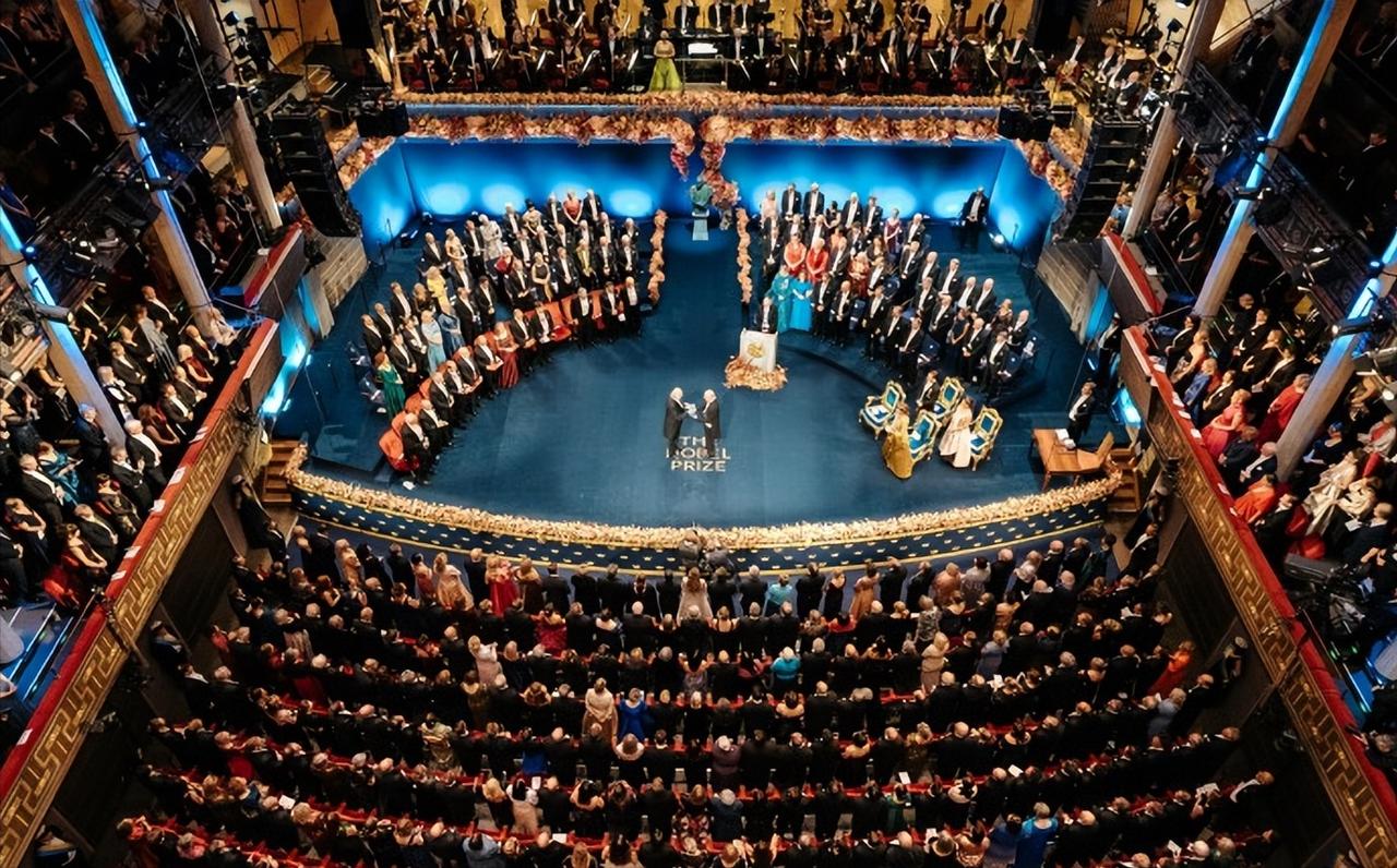 12月10日，瑞典国王卡尔十六世在王宫举办了2025年诺贝尔颁奖典礼集体晚宴，以