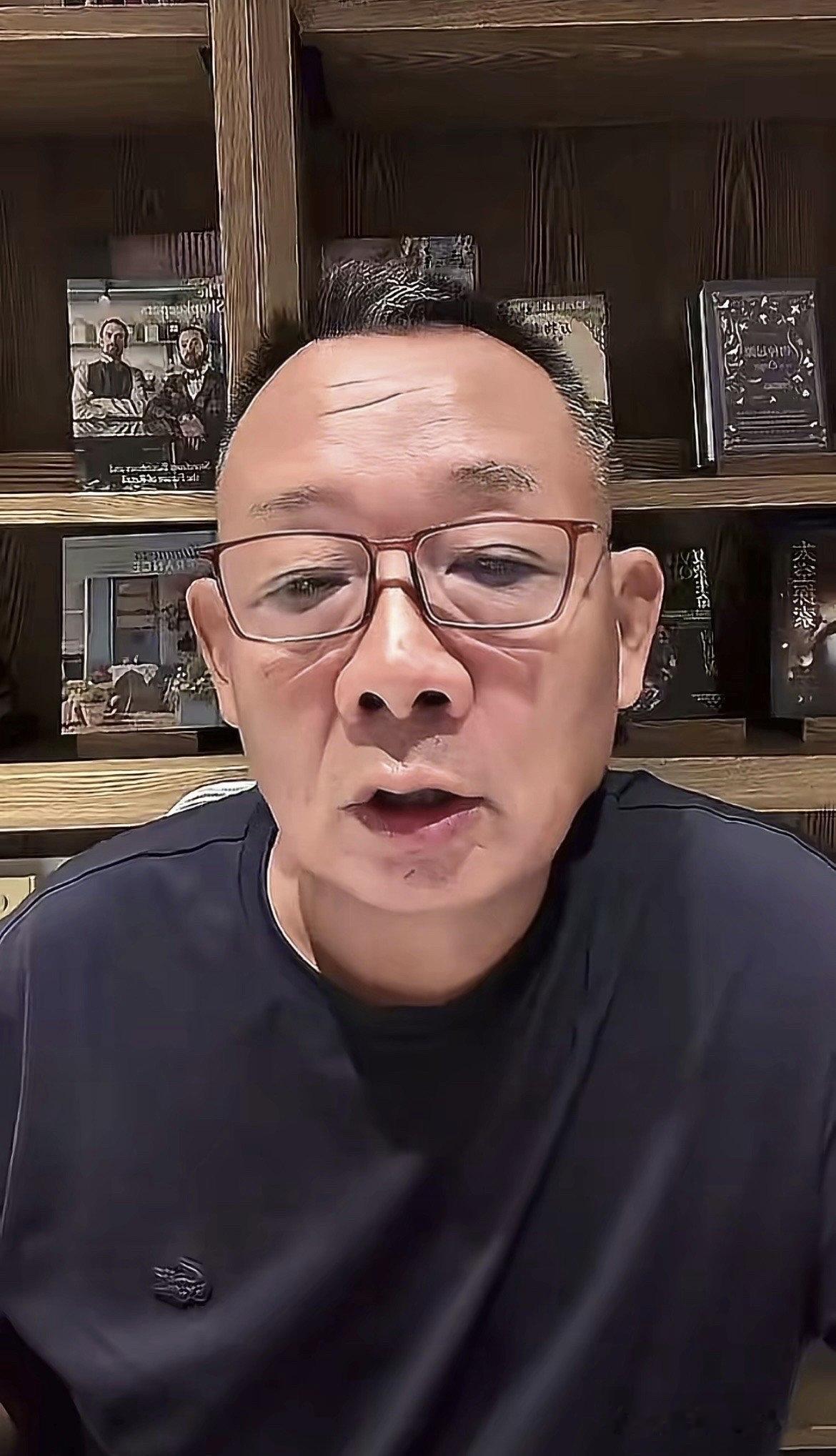 于东来说了句得罪半个娱乐圈的话：
明星都跑去带货了，
谁还沉下心拍戏？

他原话