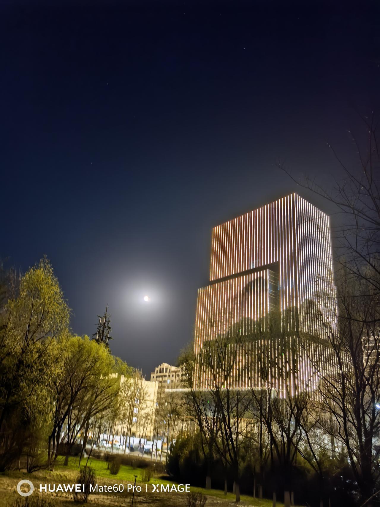 榆林的家人们：你们仔细回想细法看，我这是在哪拍的啊？这座建筑是？估计能说出来的人